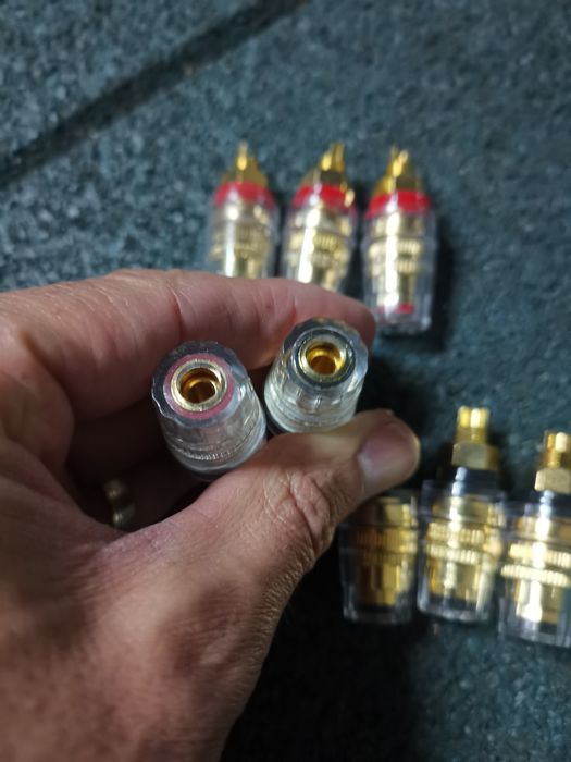 Vendo material Hi-Fi, fichas RCA macho e fêmea, engate rápido.