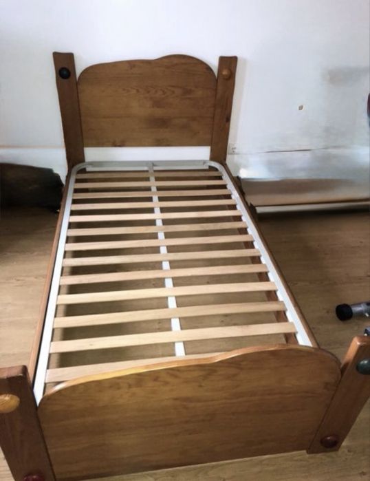 Cama Solteiro e mesa de cabeceira  da loja do Gato Preto