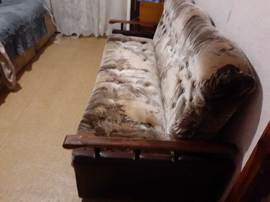 Дивани   в наявності і крісло