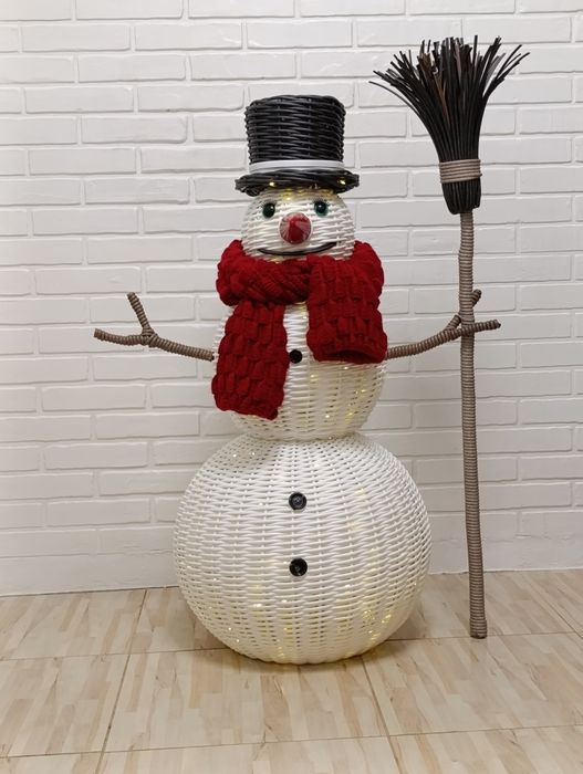 Сніговик з штучного ротангу