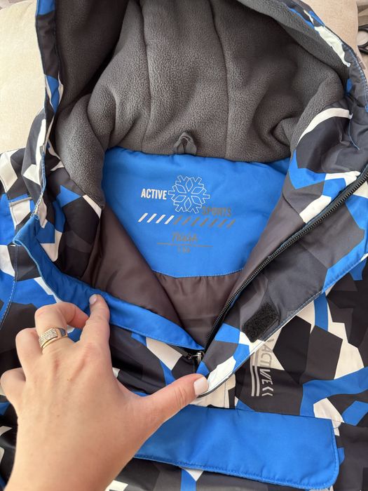 Класна демісезонна куртка на хлопчика 8-9 років