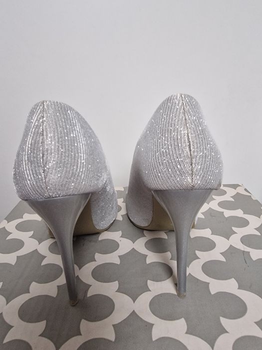 Szpilki srebrne połyskujące