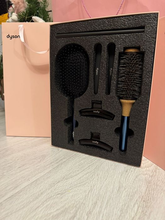 !Всі кольори!Подарунковий набір Dyson 5 предметів
Масажна щітка 
Щітка