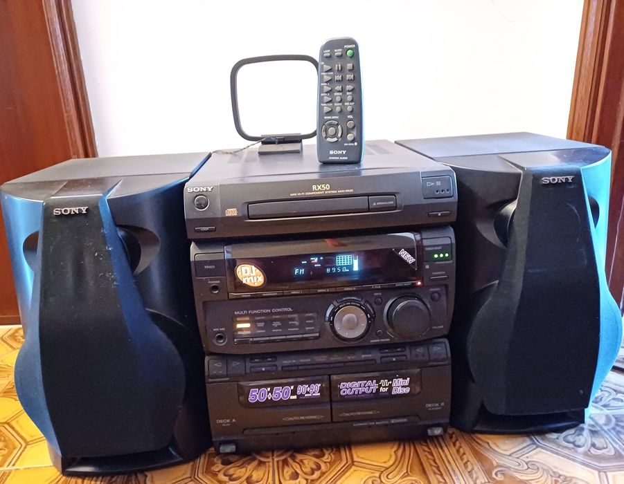 Aparelhagem Sony + duas colunas + comando. Vintage, antiga.