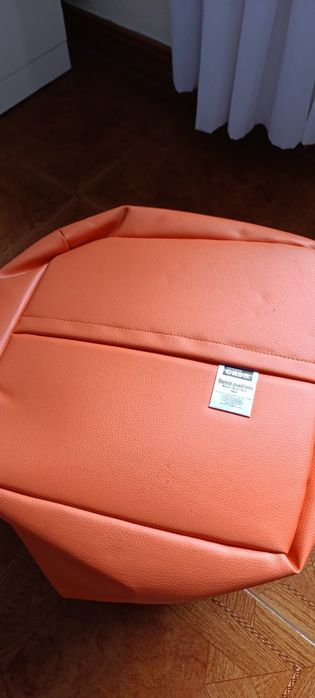 Banco laranja em bom estado