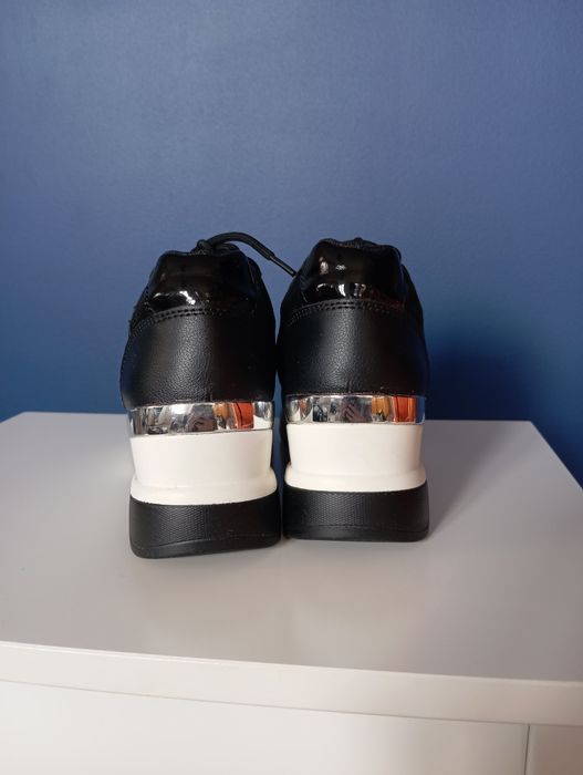 Czarne buty na wysokiej podeszwie