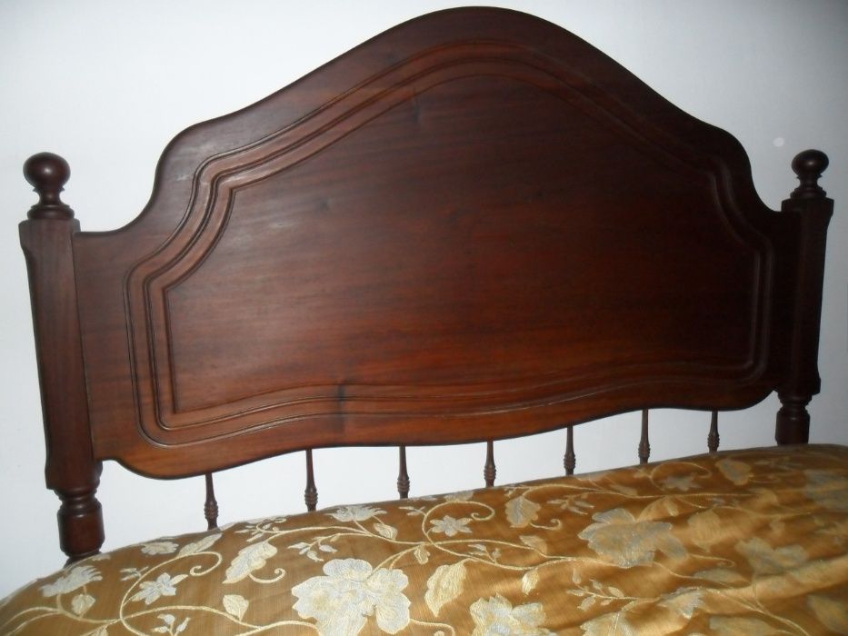 Cadeiras aveludadas  + estrado e colchão /Urgente!