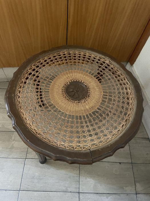 Mesa madeira  e palha