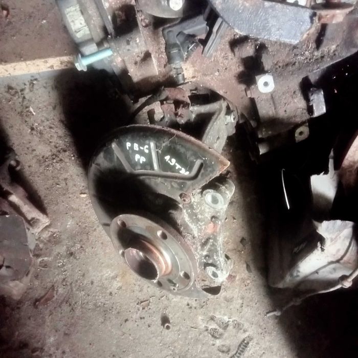 VW Passat B6 1.9 TDI Piasta Zwrotnica Koła Przód