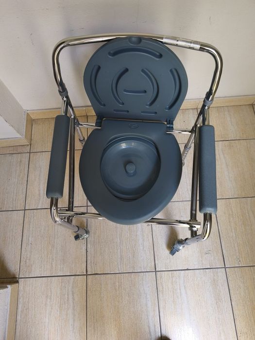 Cadeira Sanitária c/rodas  Nova