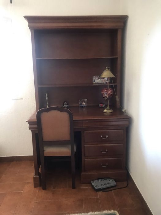 Mobilia de quarto com duas camas individuais, mesinha de cabeceira