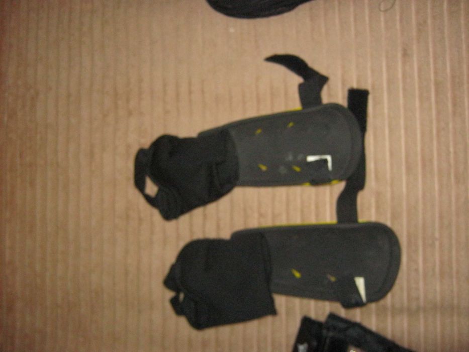 ochraniacze na goleń MITRE i rękawice bramkarskie