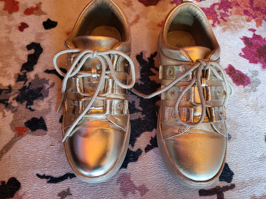 Ténis dourado da SMF 36