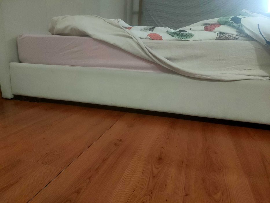 CAMA CASAL COM MESA DE CABECEIRA E COMODA
