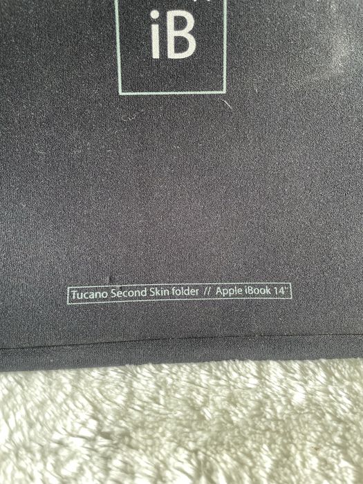 Czarne etui 14-calowego Apple iBook.