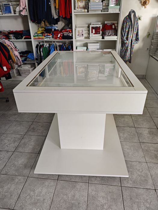 Expositores com vitrina