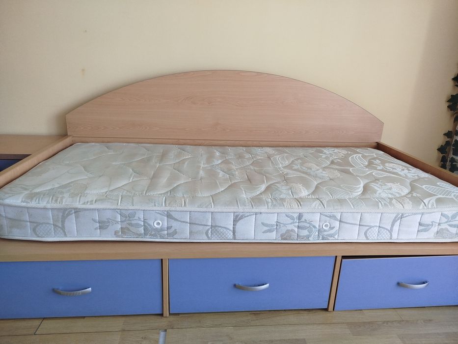 Cama individual+mesa cabeceira