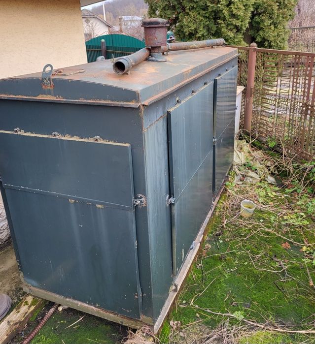 Продається окрема будівля.