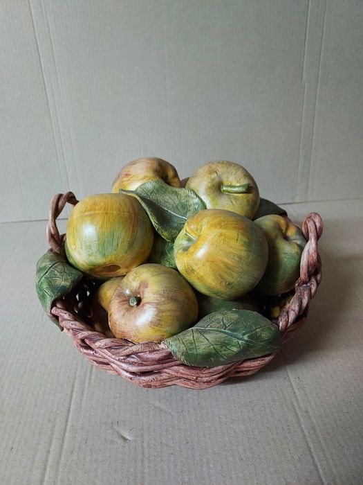 Cesto com Maçãs em Cerâmica – Peça Decorativa