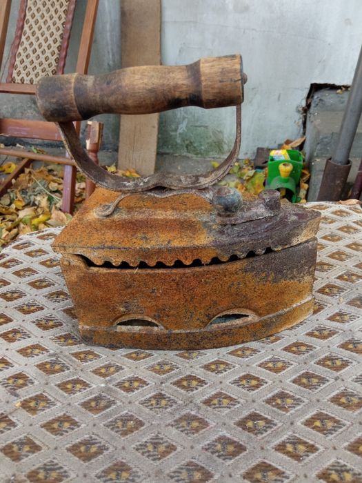 Утюг старинный на углях,чугунный