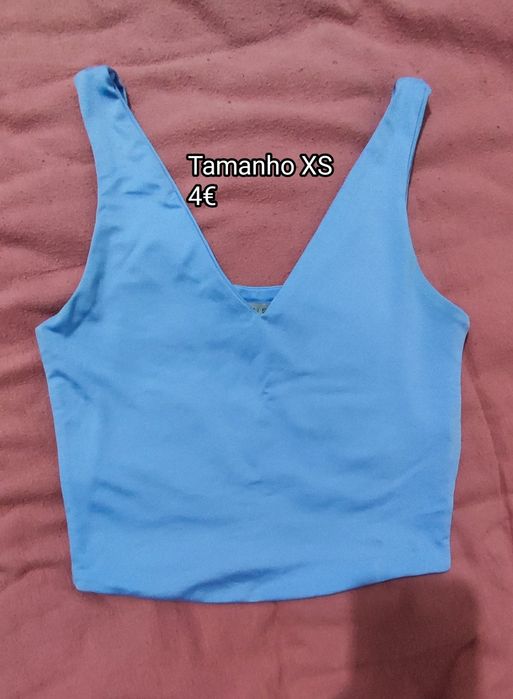 Várias peças de roupa