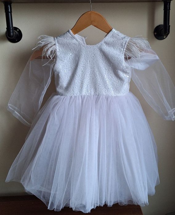 Продам белое нарядное платье на девочку 3-4 года
