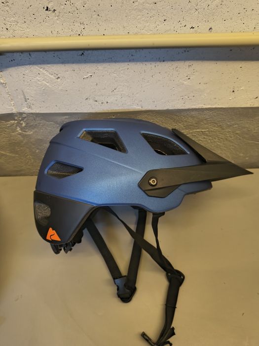 Capacete de bicicleta novo com led.