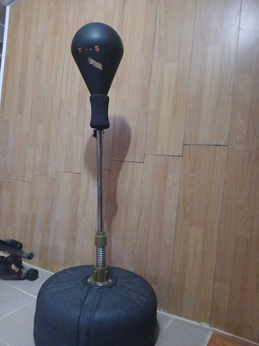 Saco de boxe de chão com luvas de boxe