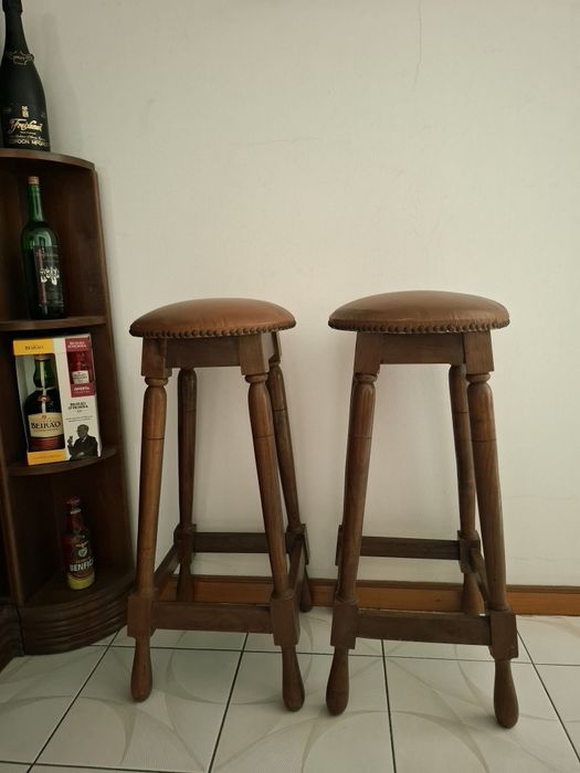 Bar de canto com bancos