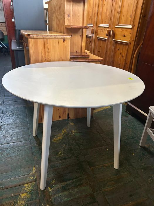 Okrągły biały stół