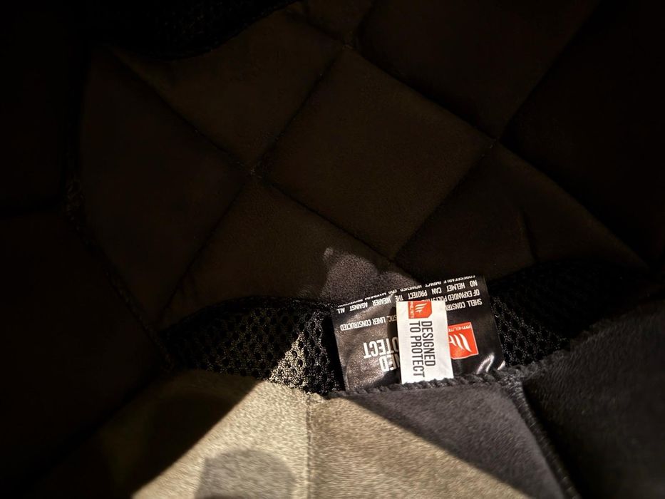 Capacete, com óculos sol