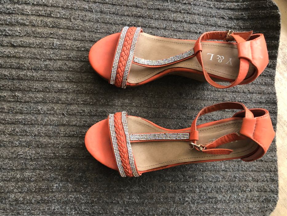 Sandálias laranjas sola tipo cortiça