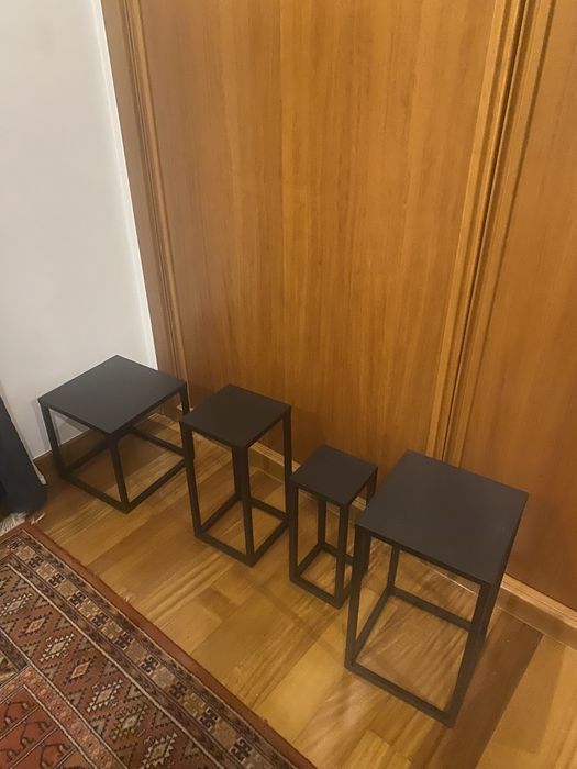 Conjunto de mesas de apoio