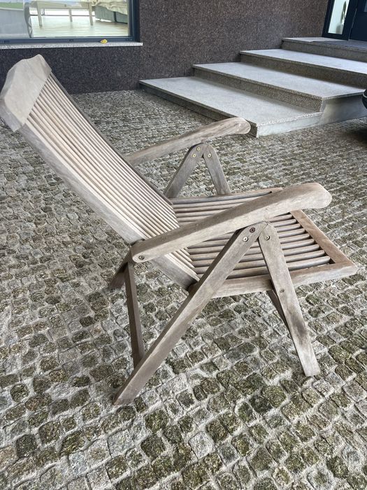 Cadeira de exterior em madeira