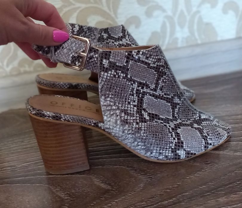 Шкіряні босоніжки