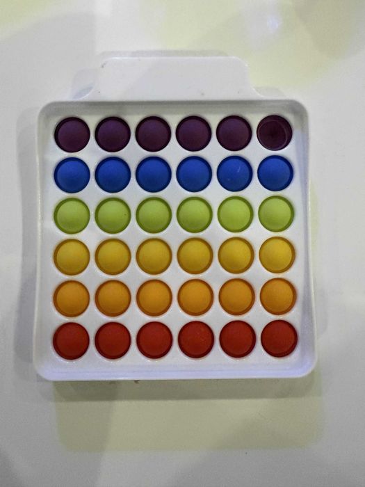 Tęczowy pop it antystresowy – kwadrat z uchwytem, sensoryczna zabawka