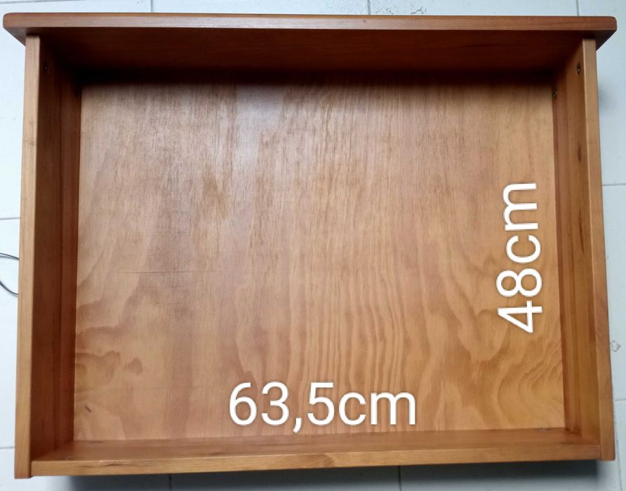 Cama de casal em madeira.