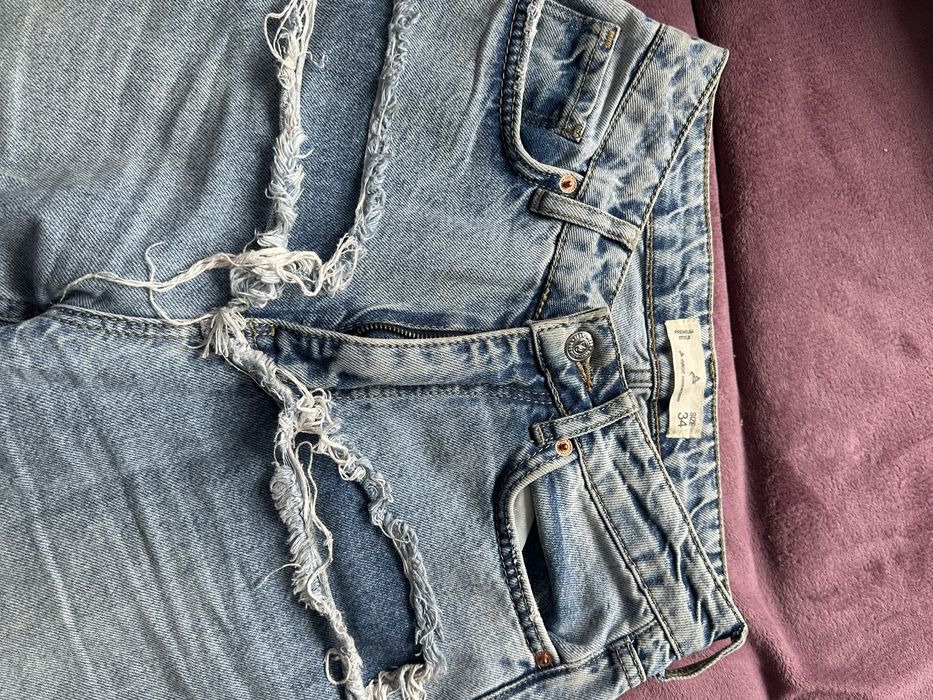 Джинси сині з рваними елементами, розмір 34