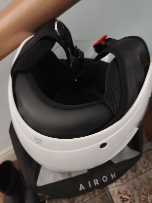 Capacete Airoh branco tamanho M