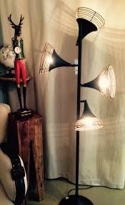 Candeeiro de Pé Vintage/Boho AREA – 4 Luzes – Preto e Rattan