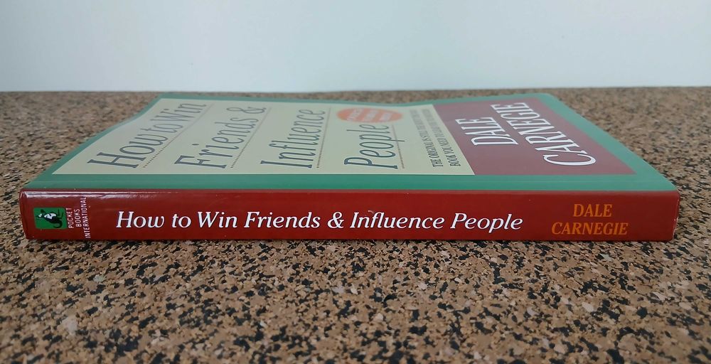 How to Win Friends and Influence People (Dale Carnegie)
