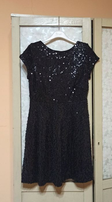 Sukienka cała w cekiny, dekolt na plecach