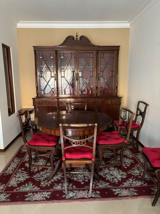 Conjunto de mesa e cadeiras