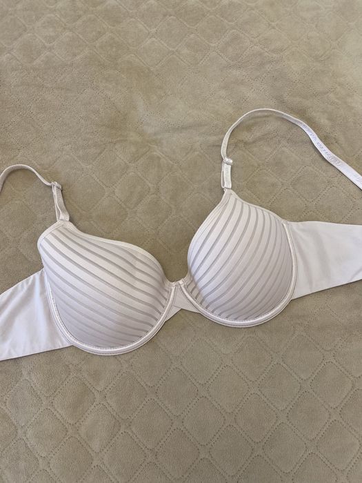 Продам лифчик  на чашку D