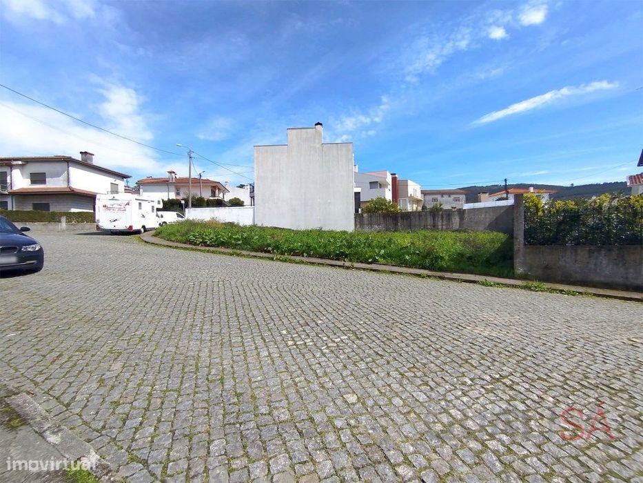 Lote de gaveto para construção de moradia em Nogueira em Braga