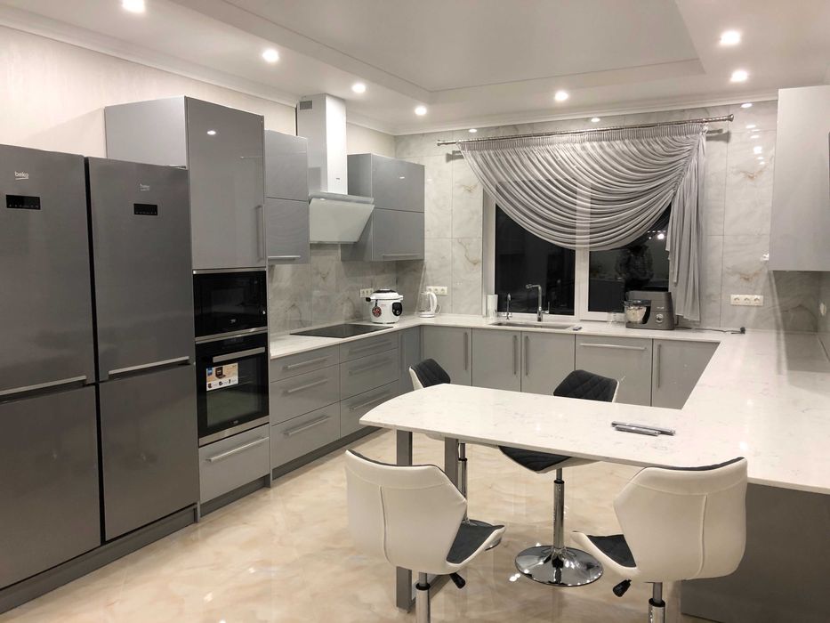 Ремонт будинку під ключ, шпаклівка стін натяжні стелі стяжка