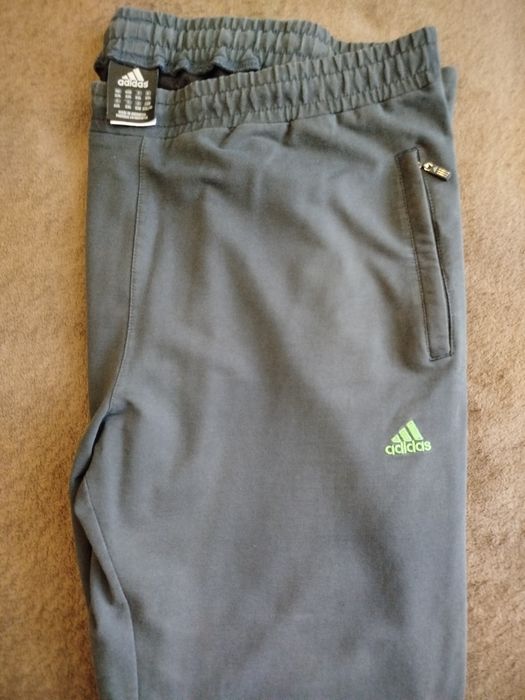 Продається класний спортивний костюм Adidas