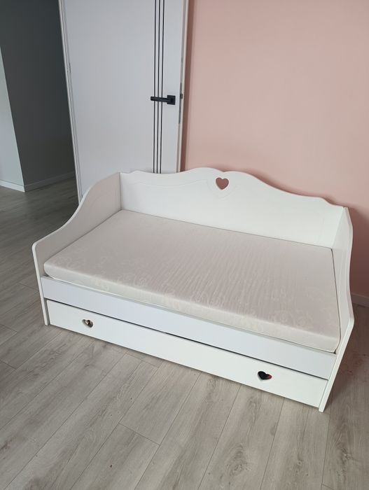 Łóżko z materacem i szuflada