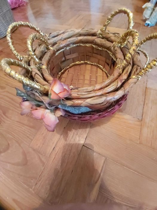 Cestos em bambu um deles com flores aplicadas