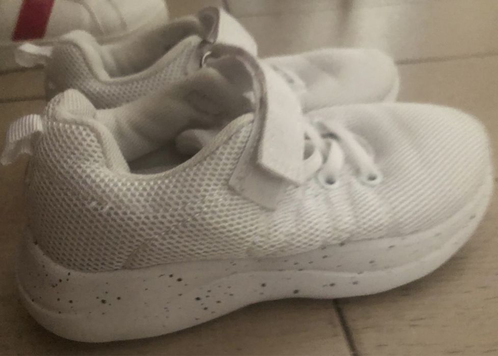 Ténis, tamanho 26. Portes incluídos!